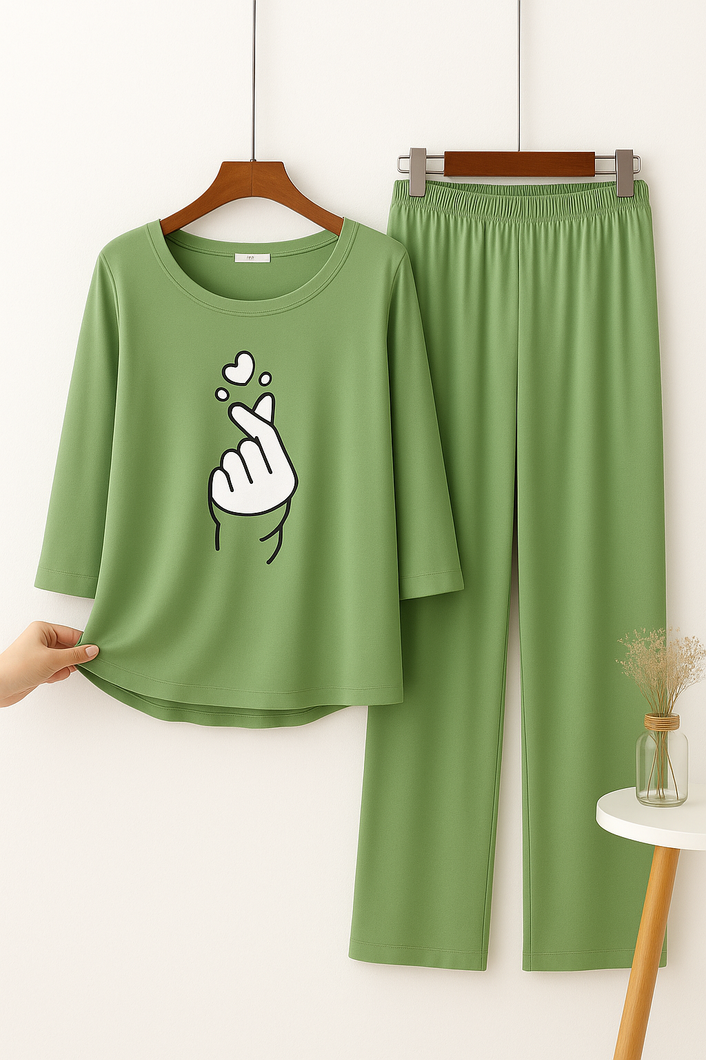 Green Finger Heart Printed Pajama Set - Women's Sleepwear